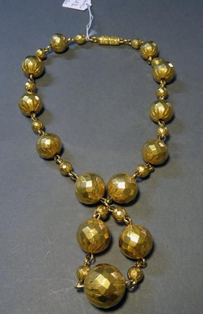 null Collier de boules d'or jaune 18K (750/°°) à décor facetté alternées de perles...