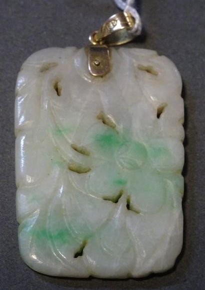 null Pendentif composé d'une plaque de jade à décor floral ajouré et sculpté, la...