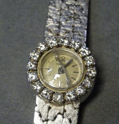 OMEGA Montre bracelet de dame en or gris, cadran rond, mouvement mécanique duoplan...
