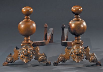 null Paire de chenets en bronze «au marmouset» avec leurs fers
XVIIe siècle BL
H....