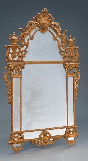 null Important miroir en bois doré rectangulaire, les montants en pilastres simulés...