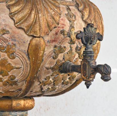 null ¤ Fontaine couverte et son bassin en bois sculpté et doré, anciennement laqué,...