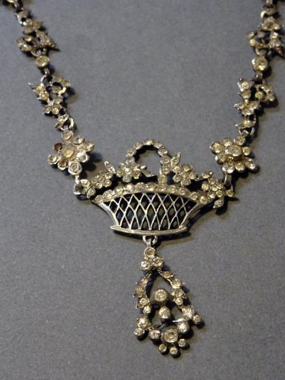 null Collier draperie en argent (900/°°) le tour de cou à décor floral, le motif...