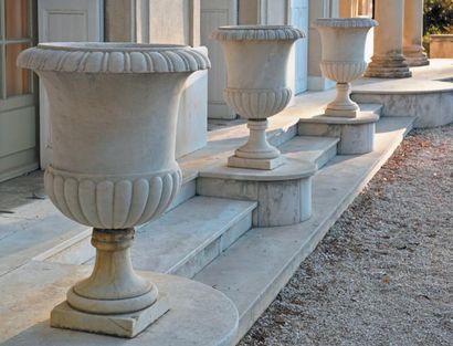 null ¤ Suite de quatre vases Médicis en marbre blanc
H. 86 cm - D. 58 cm BL
Petits...