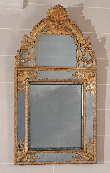 null ¤ Miroir rectangulaire à parecloses en bois doré à baguette
Berain et écoinçons...