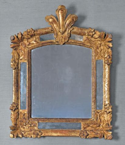 null ¤ Miroir à parecloses en bois doré et sculpté de fleurs et palmettes, fronton...