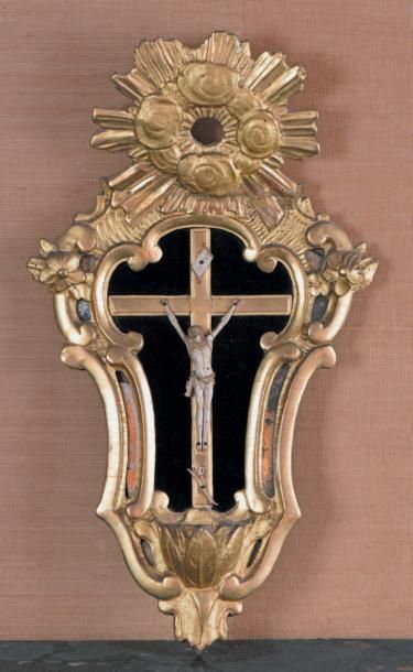 null ¤ Crucifix bénitier en bois doré
XVIIIe siècle
H. 50 cm
Manquent un os et la...