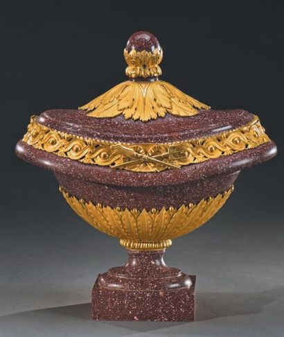 null Vase navette sur piédouche carré, en porphyre d'Egypte. Monture en bronze doré,...