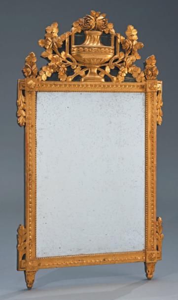 null Miroir rectangulaire en bois doré à moulures de perles et feuilles d'eau. Le...