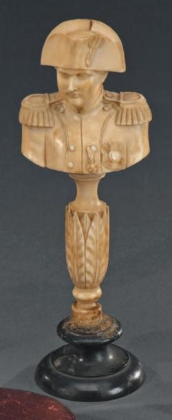 null Buste de Napoléon coiffé du bicorne en ivoire sculpté sur son pied balustre...