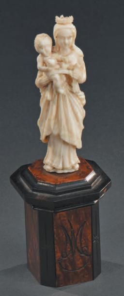Dieppe Vierge à l'enfant en ivoire du XIXe siècle
Socle en bois
H. 8 cm
Petit manque...