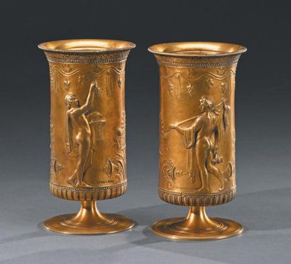 Ferdinand LEVILLAIN (1837-1905) Paire de vases cylindriques sur piédouche et col...