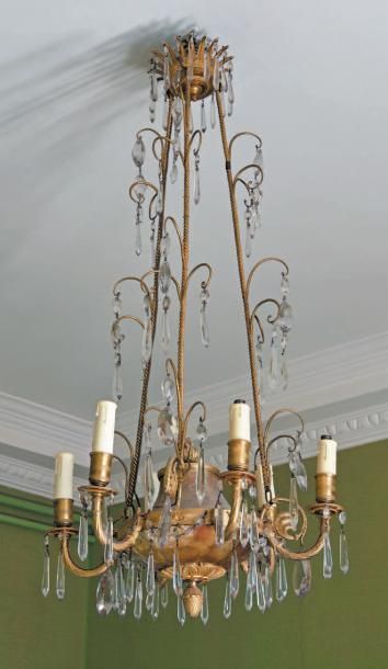 null ¤ Lustre en bronze doré en forme de lampe antique et pendeloques à six lumières
H....