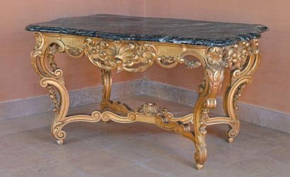 null Importante table de milieu en bois doré et sculpté de coquilles, guirlandes...