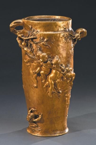 Joseph CHERET (1838-1894) Vase en bronze à patine dorée, à décor d'enfants sauvages...