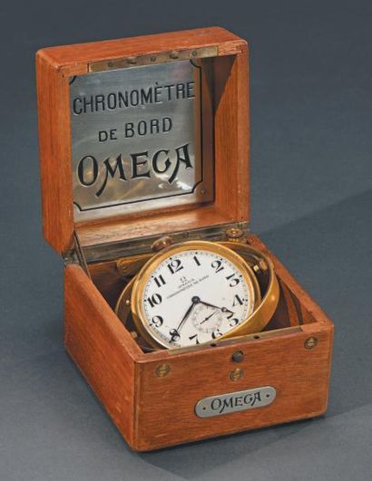 OMEGA, vers 1919 Chronomètre de bord dans son boîtier en noyer, mouvement suspendu,...