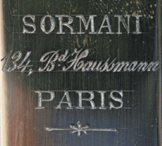 SORMANI Bibliothèque en placage de bois de rose ouvrant en partie haute à deux vantaux...