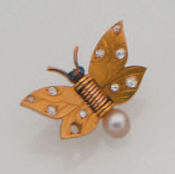 null Clip articulé en or jaune 18K (750/°°) figurant un papillon, les ailes serties...