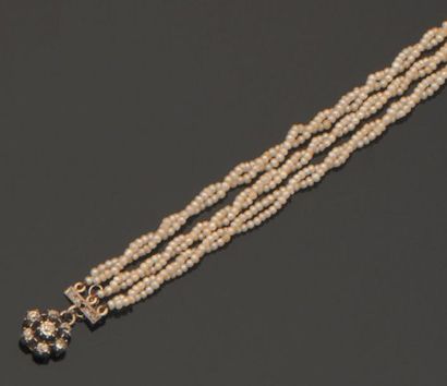 null Bracelet ancien à trois rangs de tresses de petites perles fines baroques, le...