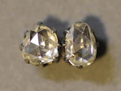 null Élément de bijou en métal serti de deux diamants taillés en roses couronnées

Expert:...