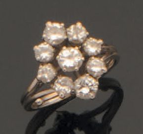 null Bague en or gris 18K (750/°°), le plateau de forme navette serti de diamants...