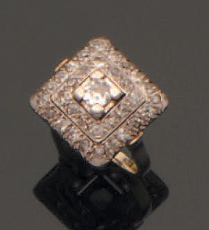 null Bague carrée en or gris 18K (750/°°) et platine (850/°°) ornée d'un diamant...