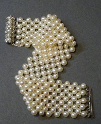 null Bracelet souple multirangs de perles de culture, le fermoir en or gris 18K (750/°°)...