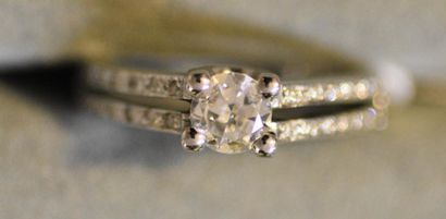 null Bague en or gris 18K (750/°°) centrée d'un diamant taille brillant calibrant...