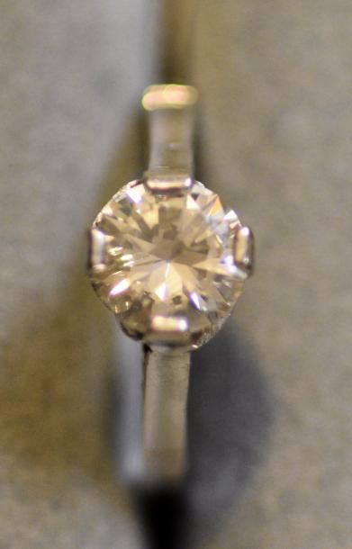 null Bague solitaire en or gris 18K (750/°°) et platine (850/°°) sertie d'un diamant...