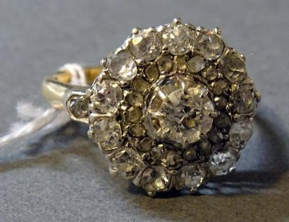 null Bague marguerite ancienne en or de deux tons 18K (750/°°) centrée d'un diamant...