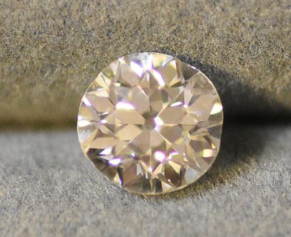 null Diamant non monté taille ancienne pesant 1,36 ct, couleur supposée K/L pureté...