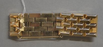 null 
Bracelet en or jaune 18K (750/°°) à maillons géométriques articulés.


1940


Poids...
