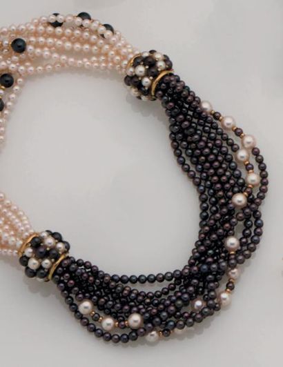 POIRAY Deux bracelets torsades de perles de culture blanches et grises alternées...