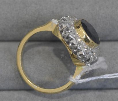 null Bague festonnée en or 18K (750/°°) de deux tons ornée d'un saphir ovale en serti...