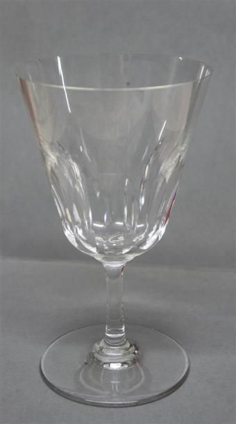 BACCARAT Service de verres en cristal composé de quatorze verres à eau, seize verres...