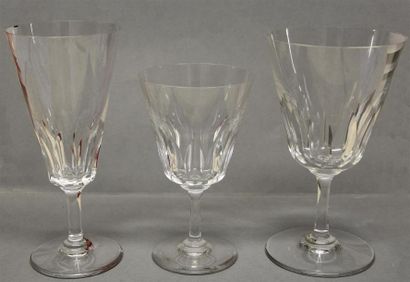 BACCARAT Service de verres en cristal composé de quatorze verres à eau, seize verres...