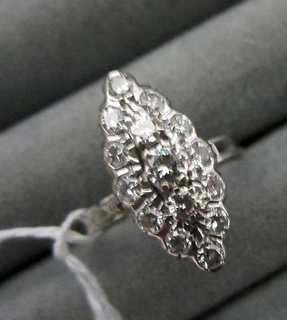 null Bague marquise en or gris 18K (750/°°) sertie de quinze diamants taille brillant
TDD...