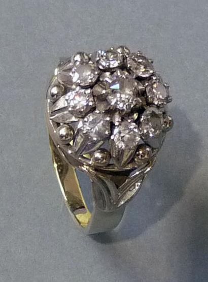 null Bague «Fleur» en or gris 18K (750/°°) sertie de diamants taille ancienne
TDD...