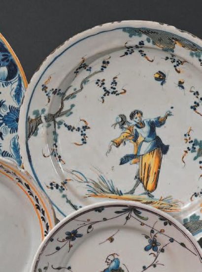 ALCORA Plat creux en porcelaine à décor de deux saltimbanques
XVIIIe siècle
D. 30...