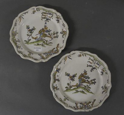 LA TRONCHE Deux assiettes en faïence à décor de grotesques
XVIIIe siècle
D. 24 cm...