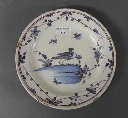 LA TRONCHE Assiette en faïence à décor d'oiseau grotesque bleu manganèse
XVIIIe siècle
H....