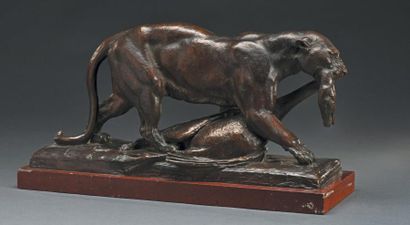 Auguste SEYSSES (1862-1946) Lionne traînant un cygne
Bronze à patine brune, signé...