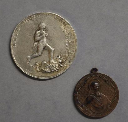 Monnaies - Médailles - Sceaux Lot composé de : - une médaille en métal argenté offerte...