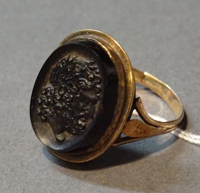 Bijoux - Joaillerie Bague en or jaune 18K (750/°°) ornée d'une pierre dure brune...