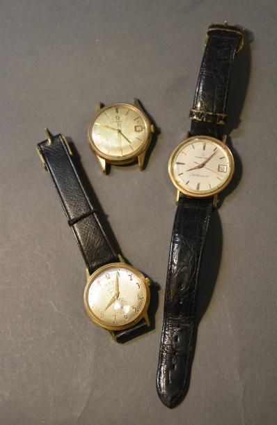 MONTRES Lot de trois montres d'homme en métal plaqué or et acier, dont une OMICRON...