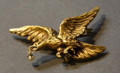 Bijoux - Joaillerie Broche en or jaune 18K (750/°°) figurant un aigle tenant dans...