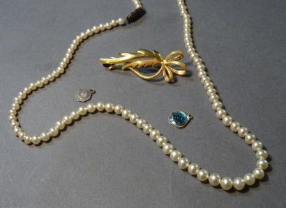 Bijoux - Joaillerie Lot comprenant : un collier de perles fantaisie, une broche fleur/ruban,...