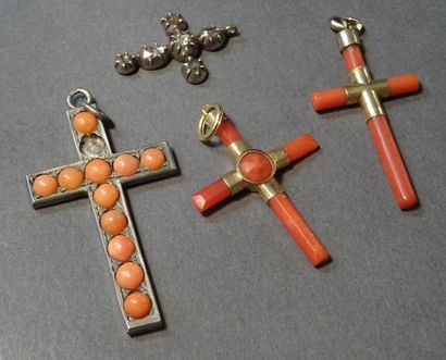 Bijoux - Joaillerie Lot composé de : - deux petites petites croix en corail, l'une...