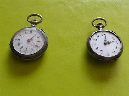 MONTRES Deux montres de col en argent, l'une à cadran émaillé blanc à chiffres romains,...