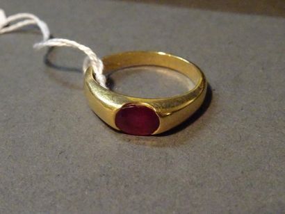 Bijoux - Joaillerie Bague en or jaune 18K (750/°°) ornée d'un rubis ovale (pierre...